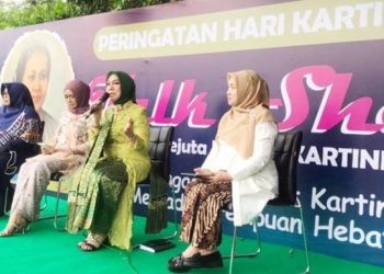 Ketua TP. PKK Kabupaten Gorontalo, Forry Naway (tengah kebaya hijau) saat menghadiri talk show peringati Hari Kartini. Foto Tiwi