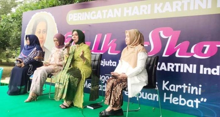 Ketua TP. PKK Kabupaten Gorontalo, Forry Naway (tengah kebaya hijau) saat menghadiri talk show peringati Hari Kartini. Foto Tiwi