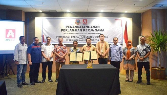 Bupati Gorontalo Nelson Pomalingo dan Branch Manager PT Midi Utama Indonesia TBK, Achmad Basuki usai menandatangani kerja sama, Rabu (29/5/2024).