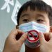 Petugas layanan masyarakat membantu seorang anak memakai masker dengan tanda antimerokok, bagian dari rangkaian Hari Tanpa Tembakau Sedunia 31 Mei, di Shijiazhuang, Provinsi Hebei, China utara (30/5/2020). ANTARA/Xinhua/Wang Xiao/aa.