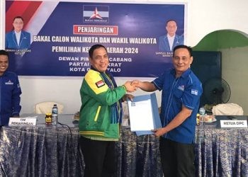 Politisi PPP, Rivai Bukusu (kiri) menyerahkan formulir penjaringan bakal calon wali kota ke DPD Partai Demokrat Kota Gorontalo
