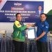 Politisi PPP, Rivai Bukusu (kiri) menyerahkan formulir penjaringan bakal calon wali kota ke DPD Partai Demokrat Kota Gorontalo