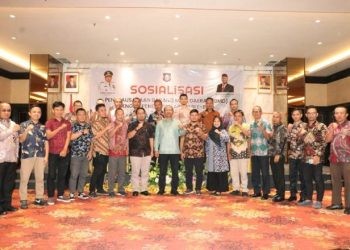 Sekdaprov Gorontalo Sofian Ibrahim bersama narasumber dan para peserta yang mengikuti Sosialisasi Penatausahaan Barang Milik Daerah (BMD) melalui aplikasi elektronik (E-BMD), di lingkungan Pemerintah Provinsi Gorontalo, Selasa (7/5/2024). (Foto – Zakir BPG)
