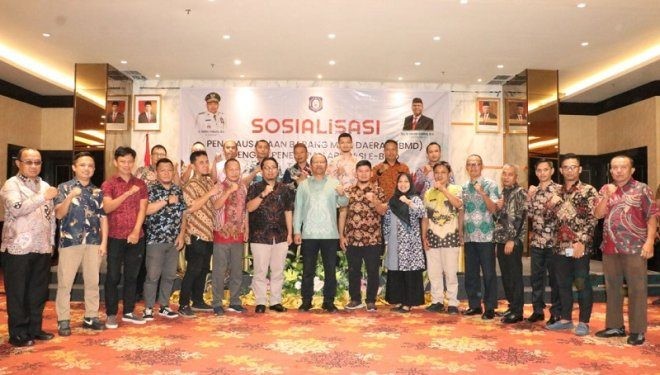 Sekdaprov Gorontalo Sofian Ibrahim bersama narasumber dan para peserta yang mengikuti Sosialisasi Penatausahaan Barang Milik Daerah (BMD) melalui aplikasi elektronik (E-BMD), di lingkungan Pemerintah Provinsi Gorontalo, Selasa (7/5/2024). (Foto – Zakir BPG)