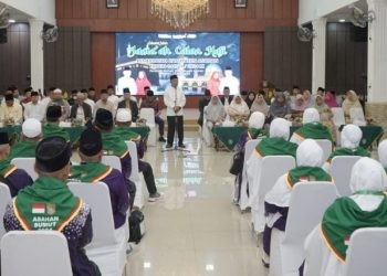 Bupati Asahan Surya saat memberikan pesan kepada 18 JCH kloter KNO sebelum berangkat, Senin (27/5/2024)