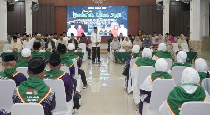 Bupati Asahan Surya saat memberikan pesan kepada 18 JCH kloter KNO sebelum berangkat, Senin (27/5/2024)