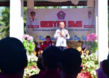 Bupati Pohuwato, Saipul Mbuinga, memberikan sambutan pada apel Gebyar SMS tahap IV di lapangan Desa Makarti Jaya, Kecamatan Taluditi, Selasa (21/05/2024). (F Iwan Karim)