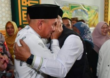 Bupati Pohuwato Saipul Mbuinga saat melepas 77 JCH asal Pohuwato bertempat di Masjid Agung Baiturrahim Pohuwato, Ahad (19/5/2024)