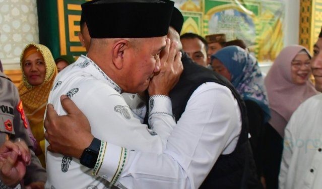 Bupati Pohuwato Saipul Mbuinga saat melepas 77 JCH asal Pohuwato bertempat di Masjid Agung Baiturrahim Pohuwato, Ahad (19/5/2024)