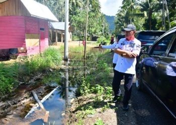 Pemkab Pohuwato meninjau saluran air warga Popayato Barat terdampak Banjir pekan lalu, Selasa (14/05/2024) (F Iwan Karim Pemda Pohuwato)