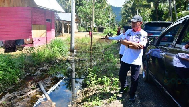Pemkab Pohuwato meninjau saluran air warga Popayato Barat terdampak Banjir pekan lalu, Selasa (14/05/2024) (F Iwan Karim Pemda Pohuwato)