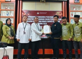 Pasangan Burhanudin Pulubuhu-Rivendi Luawo menyerahkan dukungan pasangan perseorangan untuk Pilkada Boalemo ke KPU Boalemo, Ahad (12/5/2024)