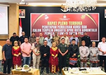 Komisioner KPU Kota Gorontalo berpose bersama dengan Bawaslu, Pemerintah serta perwakilan Partai Politik usai rapat pleno penetapan perolehan kursi dan caleg DPRD Kota Gorontalo terpilih Periode 2024-2029 di Hotel Grand Q Kota Gorontalo, Kamis (2/5/2024).(Rama/gopos)