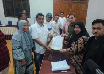 Penyerahan calon dukungan bakal calon bupati-wakilbupati Bone Bolango, Amran Mustapa-Irwan Mamesah ke KPU Bone Bolango, Ahad (13/5/2024).(Putra/gops)