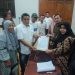 Penyerahan calon dukungan bakal calon bupati-wakilbupati Bone Bolango, Amran Mustapa-Irwan Mamesah ke KPU Bone Bolango, Ahad (13/5/2024).(Putra/gops)