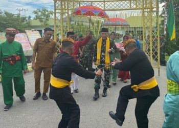Danrem 133/NWB Brigjen TNI Hari Pahlawantoro ketika disambut dengan adat Mopotilolo, Senin (6/5/2024).(F. Abin/gopos)