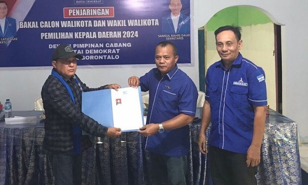 Arifin Mohamad (kiri) saat melakukan pendaftaran bakal calon Walikota dan Wakil Walikota Gorontalo di Partai Demokrat, Sabtu (11/5/2024). (Rama/Gopos)