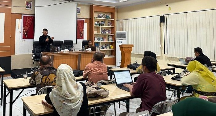 Kegiatan pelatihan penulisan artikel bagi dosen di Fakultas Ilmu Sosial UNG, Kamis (16/5/2024)