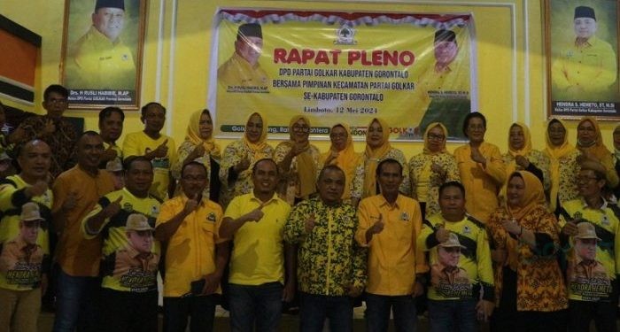 Hendra Hemeto bersama pengurus cabang dan ranting DPD II Partai Golkar Kabupaten Gorontalo usai rapat pleno, Ahad (12/5/2024).(F. Abin/gopos)