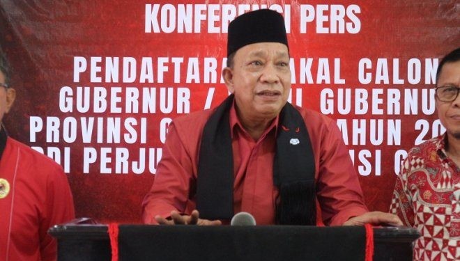 Wakil Ketua Umum Lamahu Hamzah Isa saat memberikan keterangan pers usai mendaftar pada penjaringan di kantor DPD PDIP Gorontalo, Senin (20/5/2024).(F. Abin/gopos)