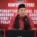 Wakil Ketua Umum Lamahu Hamzah Isa saat memberikan keterangan pers usai mendaftar pada penjaringan di kantor DPD PDIP Gorontalo, Senin (20/5/2024).(F. Abin/gopos)