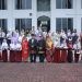 Wakil Bupati Asahan Taufik Zainal Abidin Siregar saat foto bersama menggunakan pakaian adat usai upacara peringatan Hardiknas, Kamis (2/5/2024).
