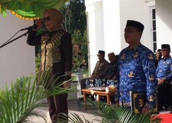 Bupati Merlan Uloli saat menjadi inspektur upacara pada Peringatan Hari Kebangkitan Nasional tingkat Kabupaten Bone Bolango, Senin (20/5/2024). (Foto Indra/Gopos)