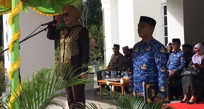Bupati Merlan Uloli saat menjadi inspektur upacara pada Peringatan Hari Kebangkitan Nasional tingkat Kabupaten Bone Bolango, Senin (20/5/2024). (Foto Indra/Gopos)