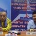 Hendra Hemeto (kiri) bersama Arifin Djakani memberikan keterangan usai menyerahkan formulir pendaftaran penjaringan bakal calon bupati-wakil bupati Kabupaten Gorontalo oleh Partai Demokrat
