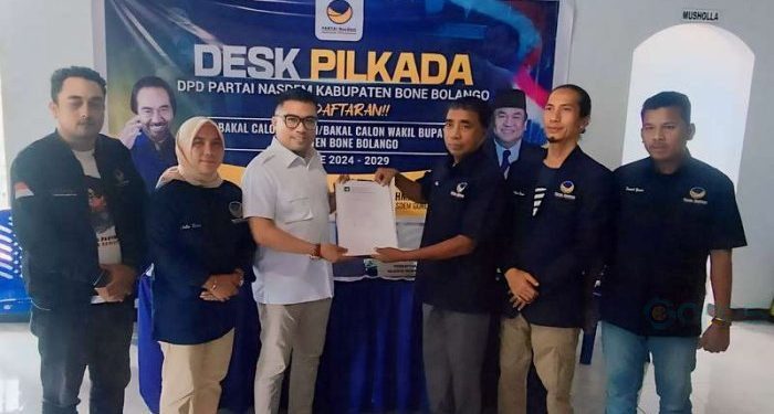 Calon Bupati pendatang baru Hendra Saputra Koniyo mendaftarkan diri melalui Partai NasDem Bone Bolango Kamis (2/5/2024). (Putra/Gopos)