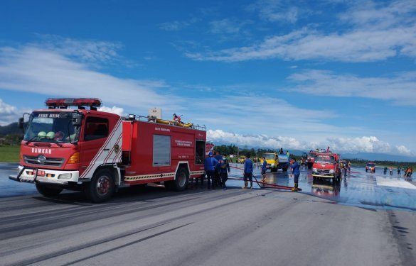 Terdampak Abu Vulkanik dari Gunung Ruang, Bandara Djalaludin Gorontalo mulai dibersihkan, Rabu (1/5/2024).