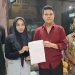 Cawapres BEM UNG MA (kanan) dan pacarnya ND (kiri) saat memegang surat pernyataan.