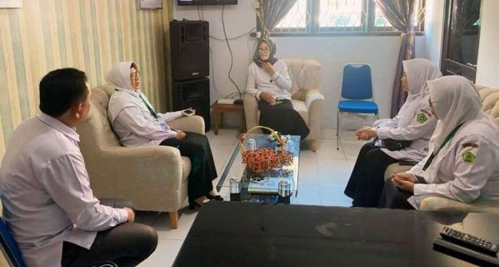 Kepala Kantor Kementerian Agama (Kakankemenag) Kota Gorontalo Misnawaty mengunjungi MIS Al Wathaniyah, Senin (20/5/2024).