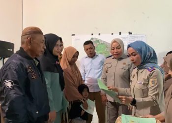 Penyerahan sertifikat melalui program Pendaftaran Tanah Sistematis Lengkap Tahun 2024 yang dilaksanakan oleh Kantor Pertanahan Kabupaten Bone Bolango.