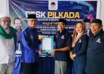 Ishak Ntoma menyampaikan berkas pendaftaran ke kantor DPD NasDem Bone Bolango, Jumat (3/5/2024). Ia datang sendiri pukul 12.40 atau bakda solat Jumat.