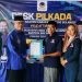 Ishak Ntoma menyampaikan berkas pendaftaran ke kantor DPD NasDem Bone Bolango, Jumat (3/5/2024). Ia datang sendiri pukul 12.40 atau bakda solat Jumat.
