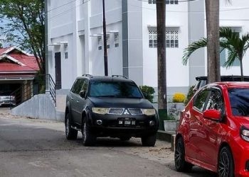 Pantauan Gopos.id dilokasi pukul 15:20 Wita Hamim datang menggunakan Mobil bernomor polisi DM 1568 EC.