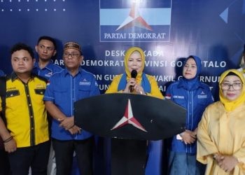 Idah Syahidah saat mengembalikan formulir penjaringan Partai Demokrat