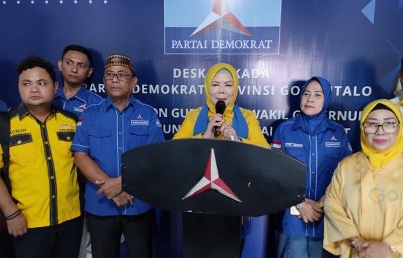 Idah Syahidah saat mengembalikan formulir penjaringan Partai Demokrat