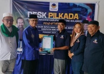 Ishak Ntoma saat mendaftar di DPD NasDem Bone Bolango, Jumat (3/5/2024).