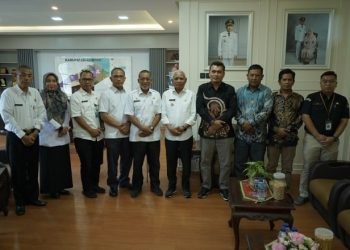 Bupati Asahan Surya didampingi beberapa pejabat lainnya saat menerima kunjungan audiensi KPU Asahan, Rabu (15/5/2024)
