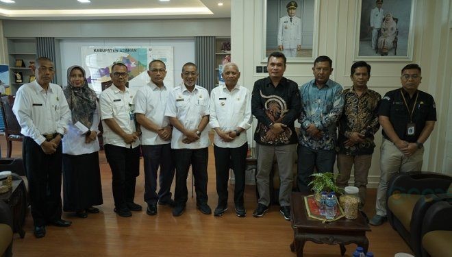 Bupati Asahan Surya didampingi beberapa pejabat lainnya saat menerima kunjungan audiensi KPU Asahan, Rabu (15/5/2024)