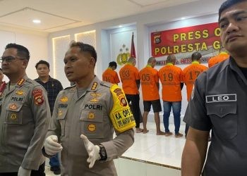 Kapolres Gorontalo Kota Kombes Pol Ade Permana (tengah) didampingi Kabid Humas Polda Gorontalo Kombes Pol Desmont Harjendro AP (kiri) dan Kasat Reskrim Kompol Leonardo Widharta saat konferensi pers kasus penganiayaan berat di kompleks eks terminal 1942 Andalas Kota Gorontalo.(F. Aas/MG/gopos)
