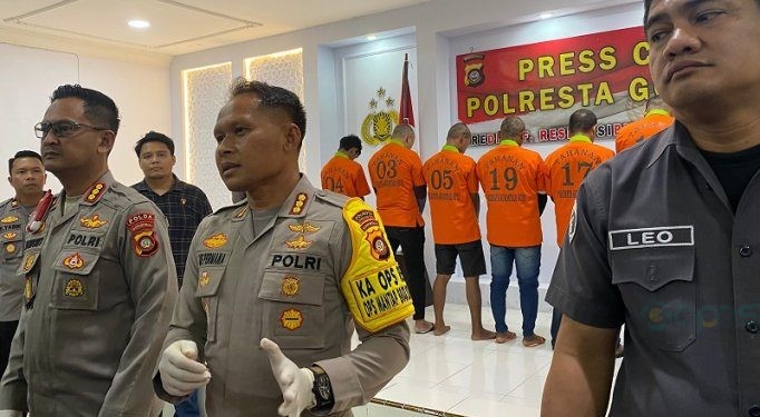 Kapolres Gorontalo Kota Kombes Pol Ade Permana (tengah) didampingi Kabid Humas Polda Gorontalo Kombes Pol Desmont Harjendro AP (kiri) dan Kasat Reskrim Kompol Leonardo Widharta saat konferensi pers kasus penganiayaan berat di kompleks eks terminal 1942 Andalas Kota Gorontalo.(F. Aas/MG/gopos)