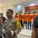 Kapolres Gorontalo Kota Kombes Pol Ade Permana (tengah) didampingi Kabid Humas Polda Gorontalo Kombes Pol Desmont Harjendro AP (kiri) dan Kasat Reskrim Kompol Leonardo Widharta saat konferensi pers kasus penganiayaan berat di kompleks eks terminal 1942 Andalas Kota Gorontalo.(F. Aas/MG/gopos)