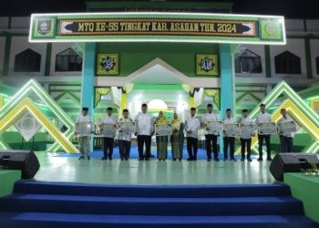 Wakil Bupati Asahan Taufik Zainal Abidin Siregar saat berpose bersama dengan para pemenang MTQ dan Expo Asahan 2024, Selasa (30/4/2024).