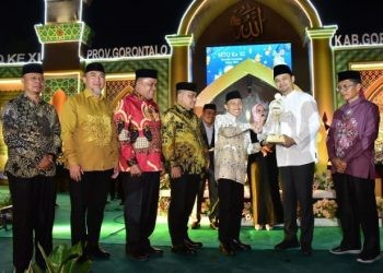 Bupati Gorontalo Nelson Pomalingo (ketiga kanan) memberikan piala bergilir kepada Wakil Walikota Gorontalo Ryan Kono (kedua kanan) sebagai juara umum MTQ ke-XI tingkat Provinsi Gorontalo yang digelar di Kabupaten Gorontalo, Kamis (9/5/2024) malam. (Foto: Nova-Kominfotik)
