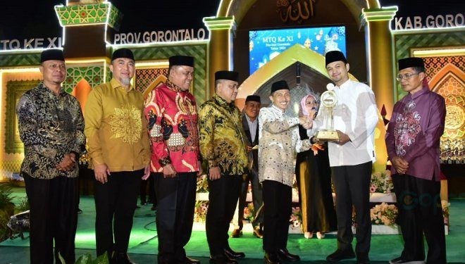 Bupati Gorontalo Nelson Pomalingo (ketiga kanan) memberikan piala bergilir kepada Wakil Walikota Gorontalo Ryan Kono (kedua kanan) sebagai juara umum MTQ ke-XI tingkat Provinsi Gorontalo yang digelar di Kabupaten Gorontalo, Kamis (9/5/2024) malam. (Foto: Nova-Kominfotik)