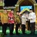 Bupati Gorontalo Nelson Pomalingo (ketiga kanan) memberikan piala bergilir kepada Wakil Walikota Gorontalo Ryan Kono (kedua kanan) sebagai juara umum MTQ ke-XI tingkat Provinsi Gorontalo yang digelar di Kabupaten Gorontalo, Kamis (9/5/2024) malam. (Foto: Nova-Kominfotik)