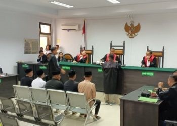 Suasana sidang perdana kasus tewasnya mahasiswa IAIN Sultan Amai Gorontalo yang menghadirkan lima terdakwa di Pengadilan Negeri Gorontalo, Senin (6/5/2024).(F. Sari/gopos)
